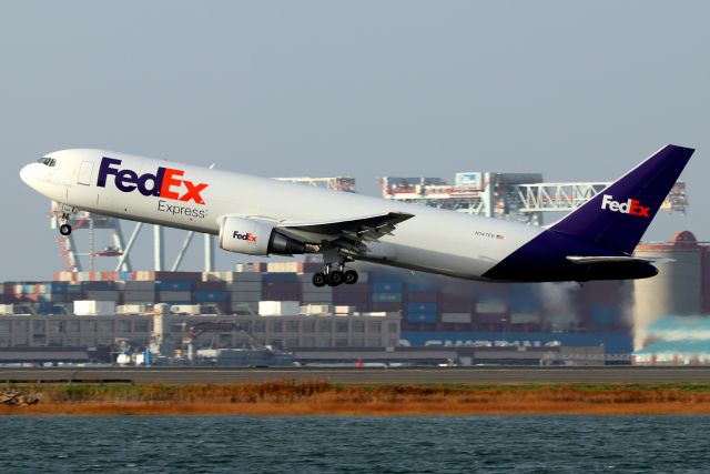 BOEING 767-300 (N147FE) - FDX 647 departing to Memphis