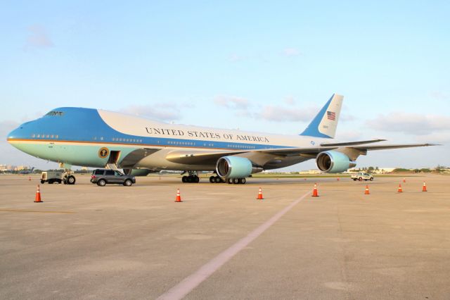 Boeing 747-200 (82-8000)