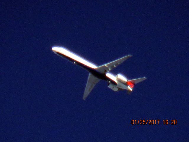 McDonnell Douglas MD-90 (N919DN)