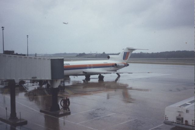 Boeing 727-100 — - United Boeing 727 loading on pier B at KBWI