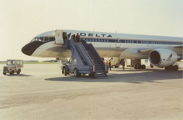 Boeing 757-200 (N604DL)