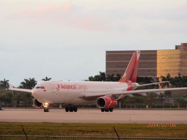 Airbus A330-200 (N334QT)