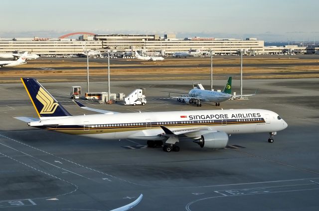 Airbus A350-900 (9V-SME) - Taxing at HND (2016/12/24)