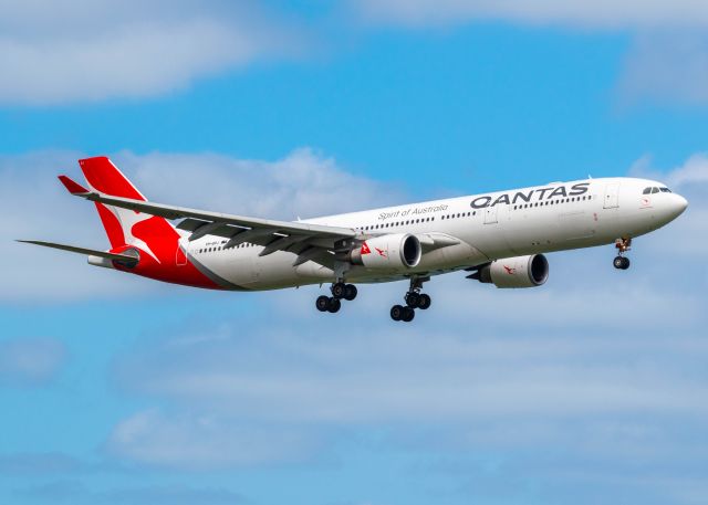 Airbus A330-300 (VH-QPJ) - QPJ arriving from SYD