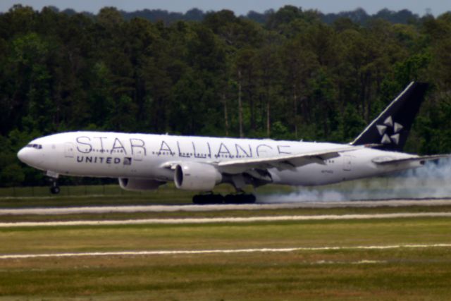Boeing 777-200 (N77022)