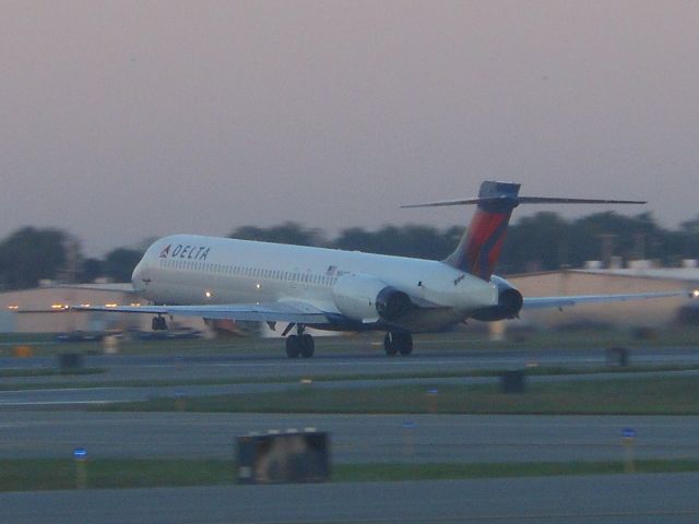 McDonnell Douglas MD-90 (N948DN)