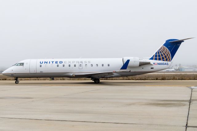 Canadair Regional Jet CRJ-200 (N880AS) - Even the fog does not stop this SkyWest jet from its flights. Didnt stop me from some photograpy 