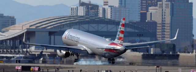 Airbus A321 (N118NN) - phoenix sky harbor international airport 06MAR22