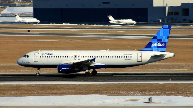 Airbus A320 (N715JB) - JetBlue rolling down runway 33. Taken on January 26, 2013.