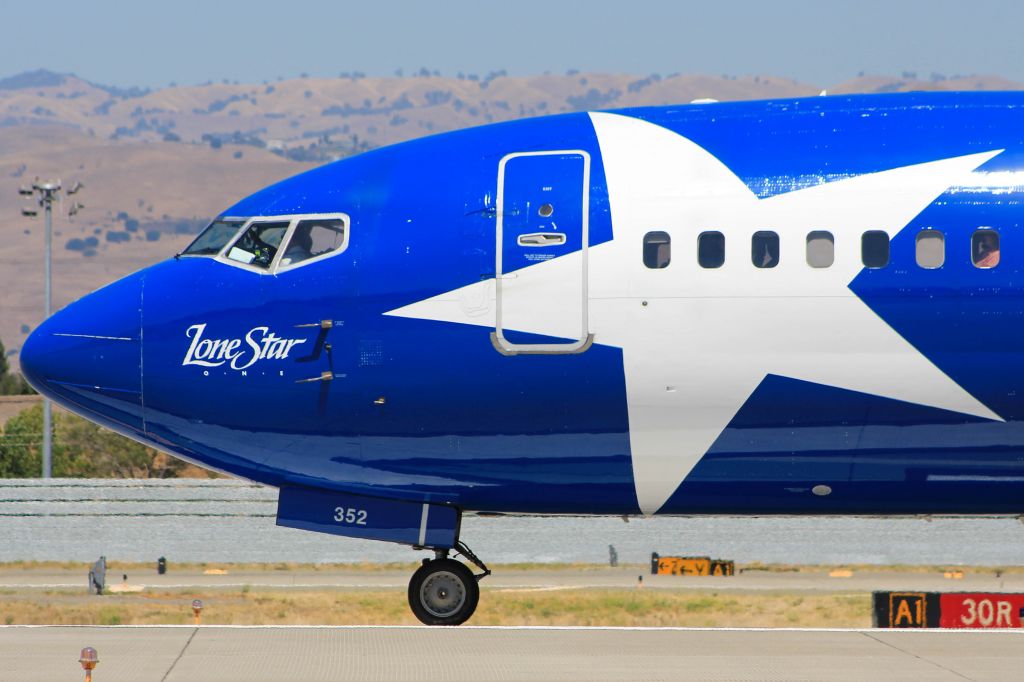 BOEING 737-300 (N352SW)