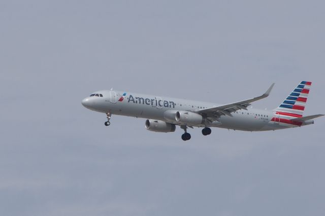 Airbus A320 (N142AN)