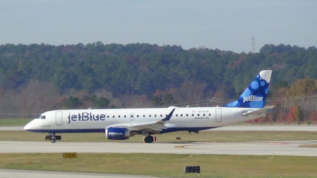 Embraer ERJ-190 (N239JB) - JetBlue 744 arriving from Boston at 10:32 A.M.   Taken November 29, 2015.  