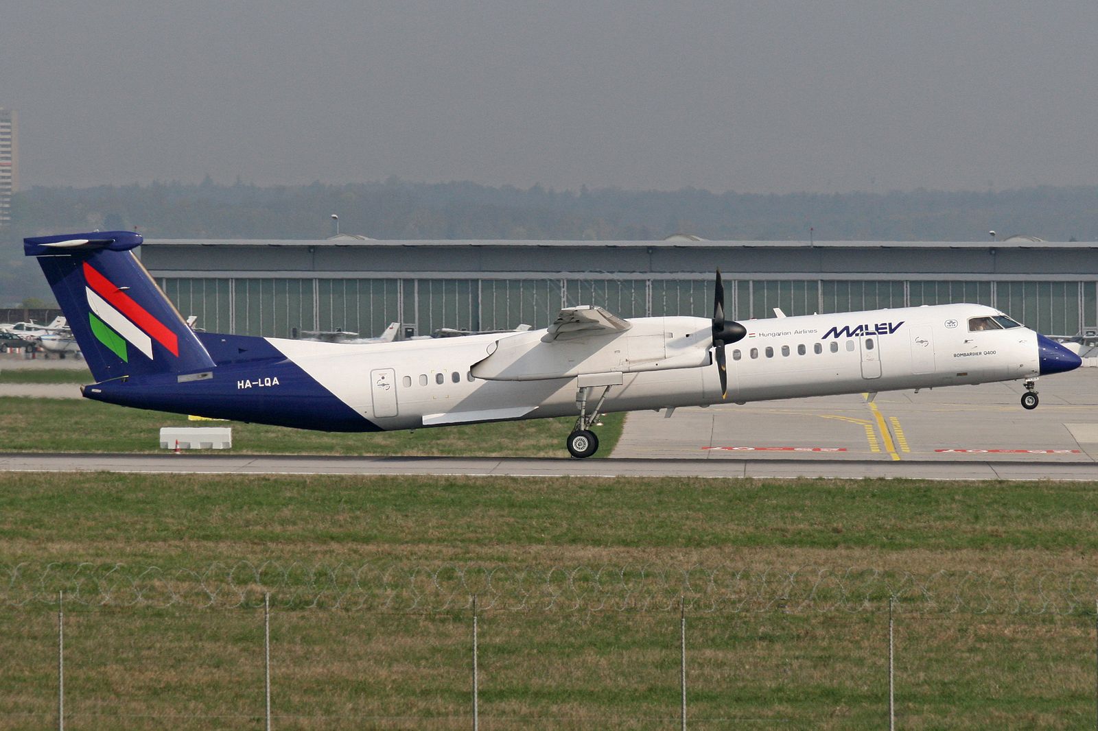 de Havilland Dash 8-300 (HA-LQA)