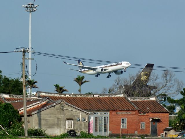 Airbus A330-300 —