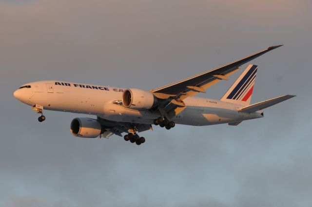 Boeing 777-200 (F-GUOB) - Landing 28-C at sunset.