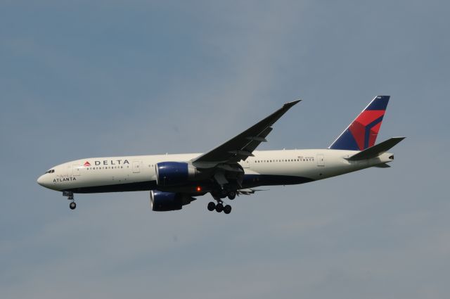 Boeing 777-200 (N702DN)