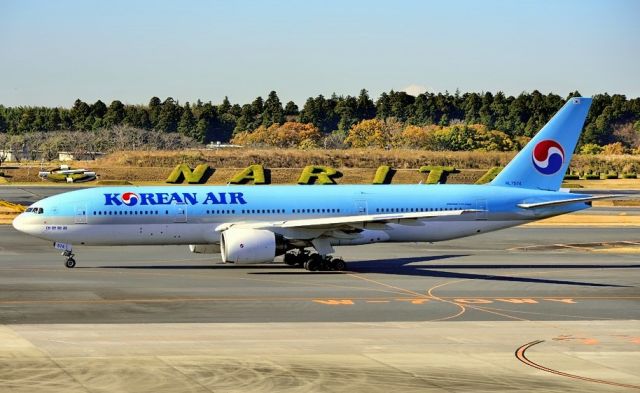 Boeing 777-200 (HL7574) - Taxi with NARITA Sign behind...