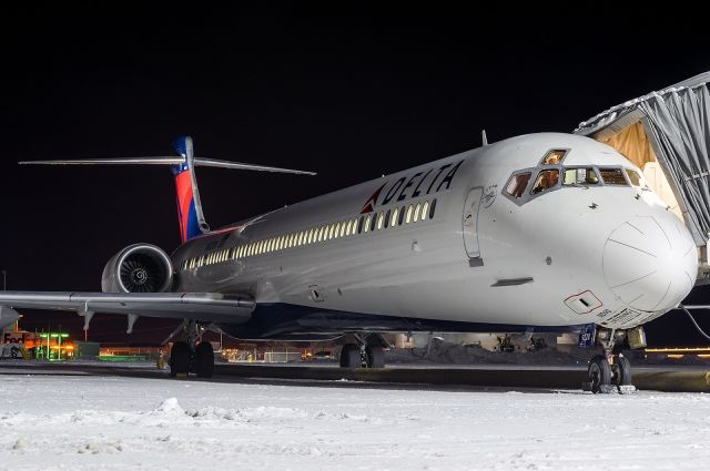 McDonnell Douglas MD-90 (N920DN) - The Mighty Maddog resting after arriving from MSP in the snow. Full quality photo: a rel=nofollow href=http://www.jetphotos.net/photo/8463631http://www.jetphotos.net/photo/8463631/a