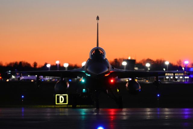 Lockheed F-16 Fighting Falcon (90-0704) - Lockheed Martin F-16CM, 90-0704 amidst a colorful night-sky before departing.