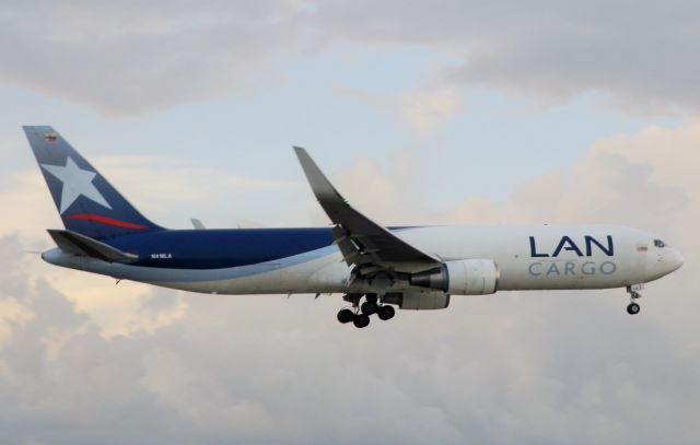 BOEING 767-300 (N418LA)