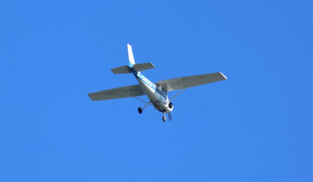 Cessna 152 (C-GNVG) - C-GNVG Cessna 150 survolant le fleuve St-Laurent à Lavaltrie QC. Le 29-09-2022 à 14:36.