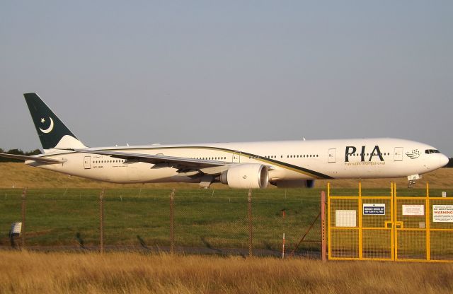 BOEING 777-300 (AP-BID)