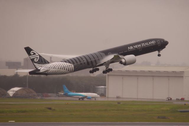 BOEING 777-300ER (ZK-OKQ)