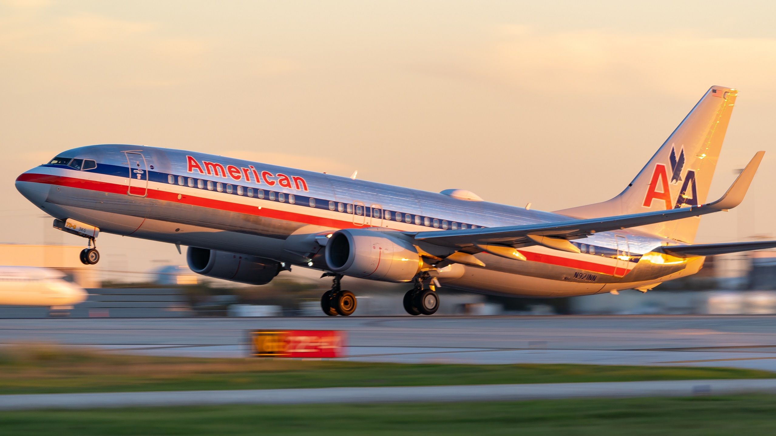 Boeing 737-800 (N921NN) - Departing 4 just before sunsetbr /10/25/18