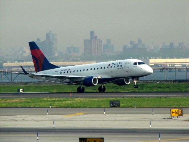 Embraer 170/175 (N871RW)