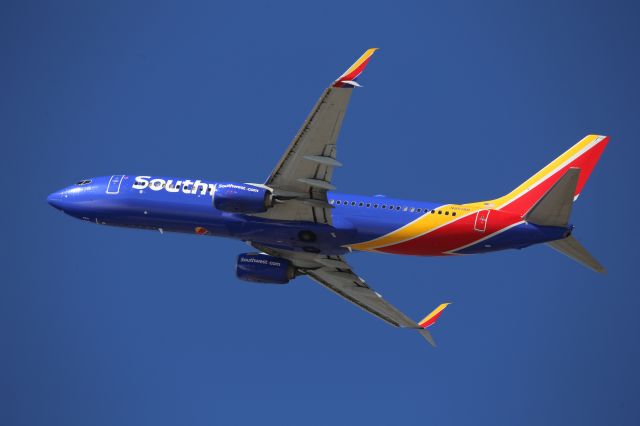 Boeing 737-800 (N8518R)