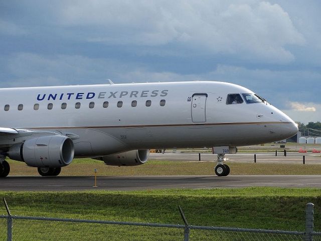 Embraer 175 (N749YX)