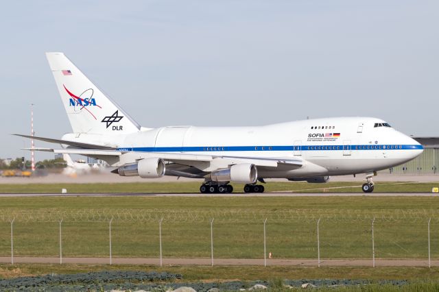 Boeing 747-200 (N747NA)