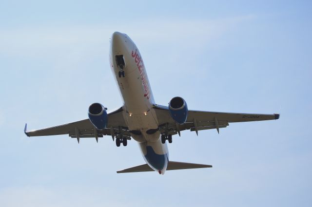 Boeing 737-800 (G-JZDA) - Jet2 - B737-82R (G-JZDA) Early afternoon arrival on Runway 07 at NCL (Photo 12May24)