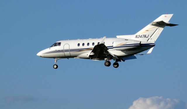 Hawker 800 (N347AJ) - On final is this 2001 Raytheon Hawker 800XP in the Summer of 2019.