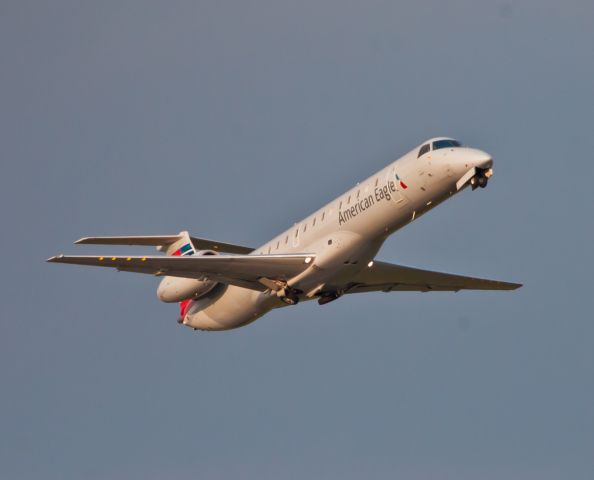 Embraer ERJ-145 (N694AE)