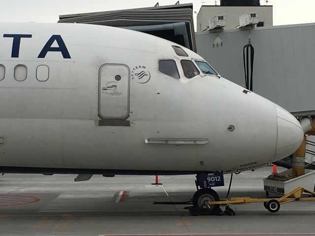 McDonnell Douglas MD-88 (N912DE)