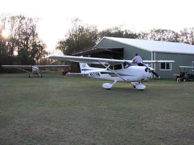 Cessna Skyhawk (N5219W) - Checking Fuel Level @ FL10