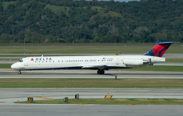 McDonnell Douglas MD-88 (N976DL) - Delta 3028 thunders into Omaha on Runway 32L from Atlanta at 5:29 PM. This pic is taken from the new car rental area at OMA by gates B11-B12. Taken August 6, 2019 with Nikon D3200 at 170mm.