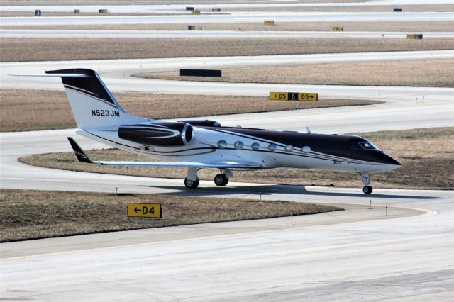 Gulfstream Aerospace Gulfstream IV (N523JM) - This Gulfstream is pulling into the Lane/CBP ramp after arriving in from Hamilton, Canada with Patrick Laine who was traded to Columbus from Winnepeg.