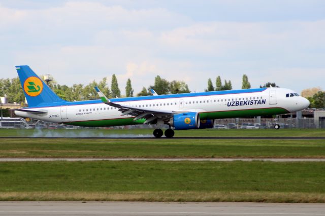 Airbus A321neo (UK-32103) - Touching down on rwy 09L on 26-Apr-22 operating flight UZB201 from UTTT.