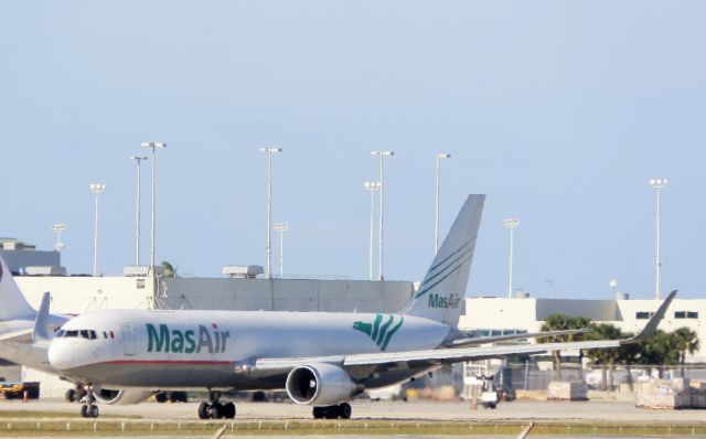 BOEING 767-300 (N420LA)