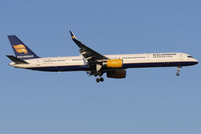 BOEING 757-300 (TF-FIX)