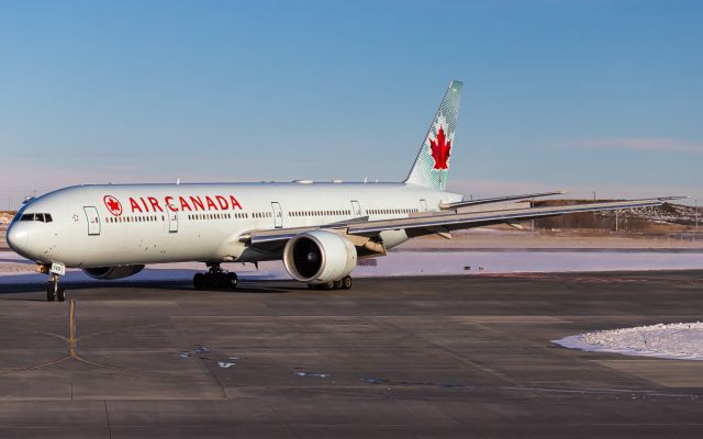 BOEING 777-300ER (C-FKAU)