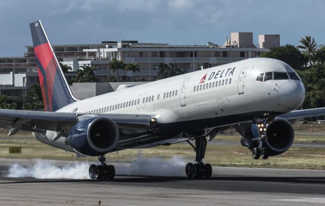 Boeing 757-200 (N688DL)