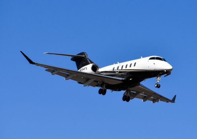 Canadair Challenger 350 (N590FX)