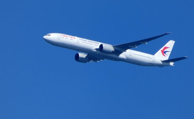 BOEING 777-300 (B-7347) - On approach is this China Eastern Boeing 777-300 in the Autumn of 2018.