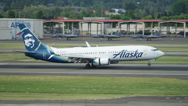 Boeing 737-800 (N564AS) - AS1077 LAX-PDX 5/20/23