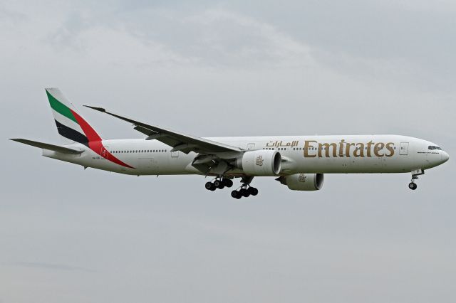 BOEING 777-300 (A6-EBI)