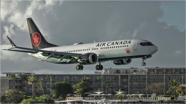 Boeing 737 MAX 8 (C-FSIP)