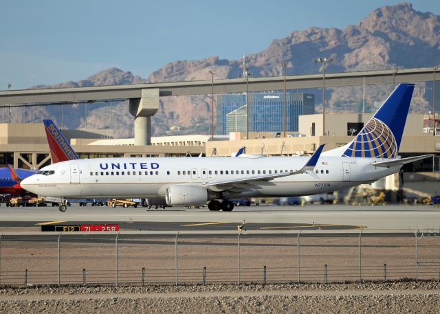 Boeing 737-800 (N77518)